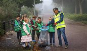 Kinderen prikken afval weg tijdens de actie In 1 dag schoon Tiel