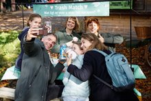 Recreanten maken een selfie bij de stand van Trash Match.