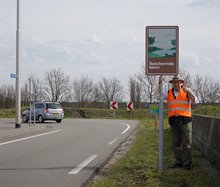 Boswachter Frans Kapteijns bij het Beschermde Berm-bord in Oisterwijk.