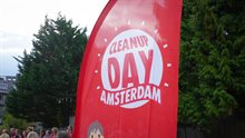 Banner met logo tijdens een eerdere editie van de Amsterdam Cleanup Day.